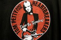 En t-shirt med motiv från omslaget till "Damn the torpedoes" med Tom Petty and the Heartbreakers.från 1979. Arkivbild.