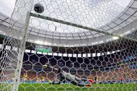Brasiliens målvakt Julio Cesar kan konstatera att andra baklängesmålet i matchen är ett faktum.