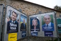 Valaffischer inför presidentvalet i Frankrike där president Emmanuel Macron (längst till vänster) väntas få med sig Marine Le Pen (andra från höger) till den avgörande andra valomgången.