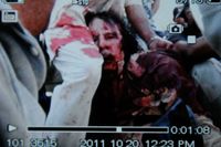Bilden uppges enligt obekräftade uppgifter visa den blodiga tillfångatagna Muammar Gaddafi.