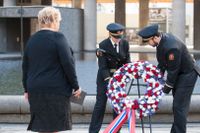 Norges statsminister Erna Solberg lägger ner en krans vid det nya minnesmonumentet i Oslo på onsdagsförmiddagen.