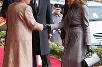 Storbritaniens drottning, Elizabeth II, välkomnar Frankrikes president Nicolas Sarkozy och hans fru Carla Bruni i Windsor, i södra England.