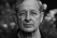 Péter Nádas, född 1942 i Budapest, är en av Centraleuropas mest omtalade författare. Han introducerades på svenska med ”Slutet på en familjeroman” (1979) och har sedan dess bland annat gett ut den tredelade romanen ”Parallella historier” (2012–2013).