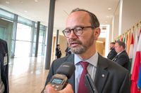 Infrastrukturminister Tomas Eneroth (S) på väg in till torsdagens transportministermöte i Luxemburg.