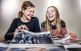 ”Skam” är en norsk tv-serie som blivit väldigt populär bland svenska ungdomar. Den handlar om ett tjejgäng och personerna omkring dem. Rut, 13, och Ester, 13, tillhör fansen.
