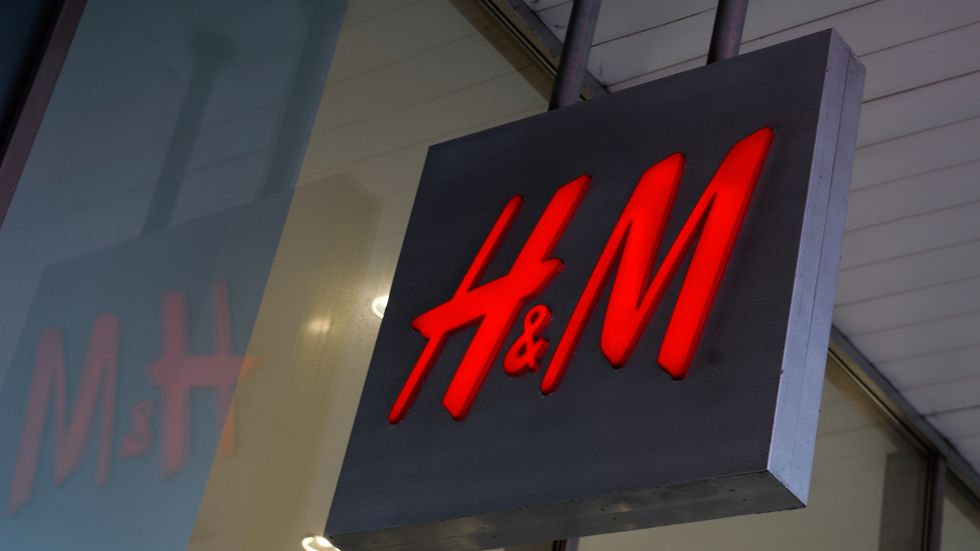 H&M är ner cirka 35 procent sedan coronakrisens utbrott.