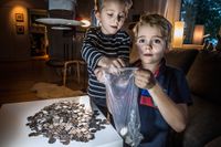 Albin och Wilmer Kvarnängen, 5 och 9 år har samlat mynt länge.