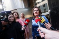 SAS förhandlingsledare Marianne Hernæs lämnar onsdagens förhandlingar vid Näringslivets hus i Stockholm.