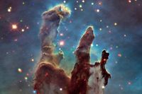 ”Skapelsens pelare”, Örnnebulosans ­gigantiska gas- och stoftmoln, fotograferades första gången 1995 med hjälp av rymdteleskopet Hubble. Fotot intill är från 2018. 