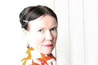 Rosa Liksom är kulturpersonligheten Anni Ylävaaras pseudonym. 2011 debuterade hon med  ”Kupé nr 6”. I sin nya roman ”Överstinnan” skildrar hon finsk nationalism genom ett kvinnligt levnadsöde. 