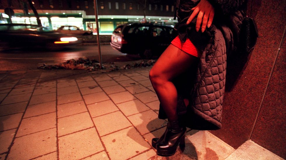 En prostituerad kvinna på Malmskillnadsgatan i Stockholm 1998.