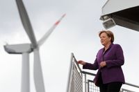 Angela Merkel vid ett vindkraftverk i Krempin utanför Rostock 2010. Arkivbild.