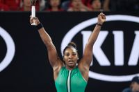 Serena Williams jublar över segern över Simona Halep.