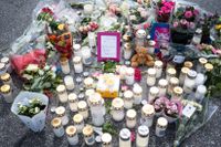 Blommor och ljus på platsen där den tolvåriga flickan sköts ihjäl. 