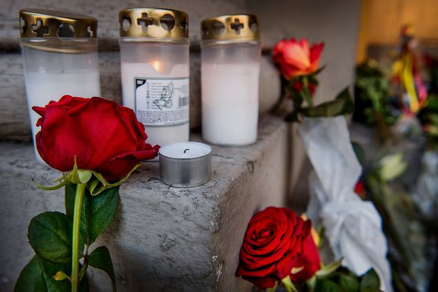 Tända ljus och blommor utanför den belgiska ambassaden i Stockholm onsdagen den 23 mars.