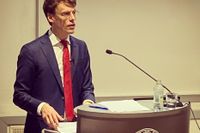 Anders Sundell, 2021 års Hans L Zetterbergpristagare, ger sin föreläsning ”Den politiska successionens paradoxer” i Geijersalen, Campus Engelska parken.