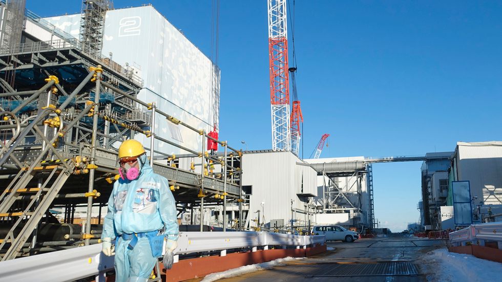 En arbetare promenerar inne på kärnkraftverket Fukushima. Arkivbild.