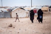 Tiotusentals människor lever i al-Hol-lägret i nordvästra Syrien. Många av dem är anhängare till IS och har medborgarskap i europeiska länder. Hur barnen till kvinnor som anslöt sig till IS ska behandlas har blivit en svår fråga i många europeiska länder. Arkivbild.