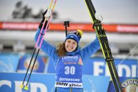 Hanna Öberg jublar efter VM-guldet i distans.