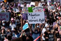 Demonstranter på Freedom Plaza i Washington DC kräver att aborträtten inte inskränks.