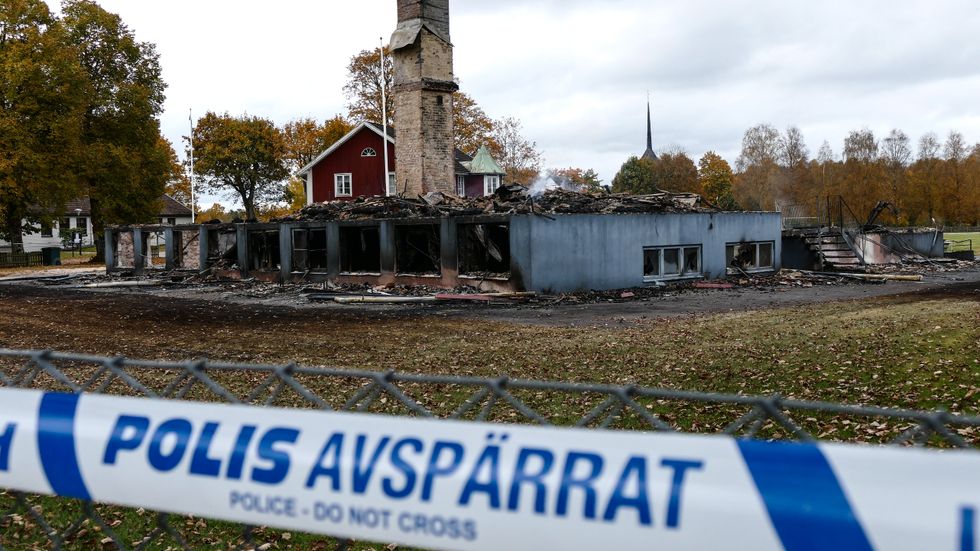 Kånnaskolan som totalförstördes i en brand. Skolan var tänkt att användas som evakueringsbostäder för flyktingar. Förstörelsen är en handling som skändar Sverige.