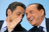 Nicolas Sarkozy och Silvio Berlusconi fnissar under ett möte i Berlin 2009. 