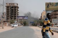 Högljudda explosioner och skottlossning har hörts i Sudans huvudstad Khartoum.