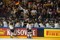 Tobias Rieder firas efter sitt mål mot USA i ishockey-VM.