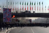 Rök stiger under en demonstration i Isfahan i Iran den 16 november.