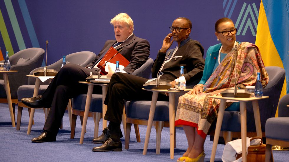 Storbritanniens premiärminister Boris Johnson, Rwandas president Paul Kagame och Samväldets generalsekreterare Patricia Scotland vid mötet i Rwandas huvudstad Kigali.