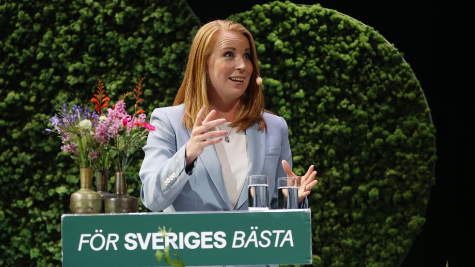 Går Lööf åt vänster för Sveriges bästa?