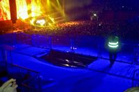 Olyckan inträffade på fredagskvällen under den första av två utsålda konserter med stjärn-DJ:n Avicii, en matinéföreställning för ungdomar, då en tillfällig plattform rasade och ett trettiotal personer föll tre-fyra meter ner i golvet.