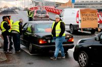 Demonstranter stoppar bilar i sydvästra Frankrike på söndagen.