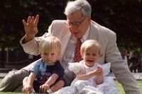 Forskaren Robert Edwards belönades med 2010 års Nobelpris för utvecklingen av in vitro-fertilisering. 5 miljoner barn har kommit till genom IVF (provrörsbefruktning). Här sitter Edwards med två av de barnen: Sophie och Jack Emery.