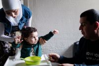 30-åriga Khuloud Tayfour kom till Sverige i början av 2016, hennes man Moutaz Al Shehabi hade anlänt 1,5 år tidigare. Här med dottern Ghaithaa.