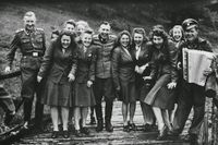 1944: SS-officierare och kvinnlig personal som arbetade på koncentration- och förintelselägret Auschwitz umgås på rekreationsanläggningen Solahütte, belägen tre mil från Auschwitz.