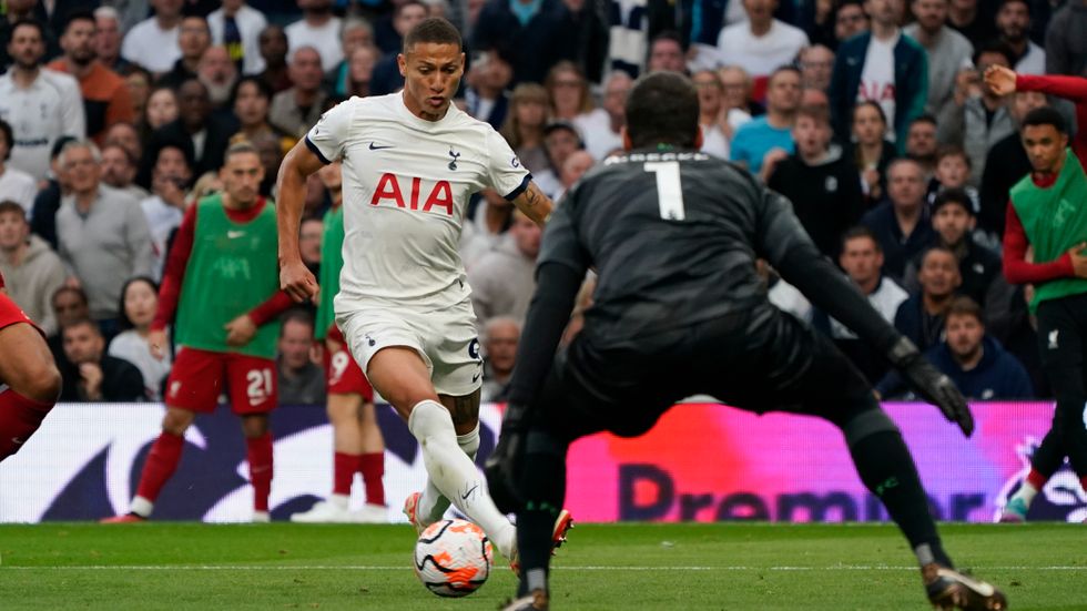 Tottenhams Richarlison försöker överlista Liverpools målvakt Alisson Becker.
