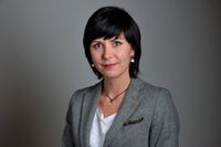 Cecilie Tenfjord Toftby, riksdagsledamot för Moderaterna, kritiserade statsministerns galleriabesök under en telefonintervju när hon själv befann sig i Spanien.