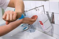 Vårdpersonal tvättar sig med handsprit. Arkivbild.
