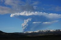 Geologer tror inte att följderna blir lika allvarliga som förra årets utbrott i vulkanen Eyjafjallajökull, vars askmoln lamslog flygtrafiken över Europa.