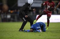 Östersunds målvakt knockad av en åskådare som sprang in på planen under måndagens allsvenska fotbollsmatch mellan Jönköping Södra IF och Östersunds FK på Stadsparksvallen.