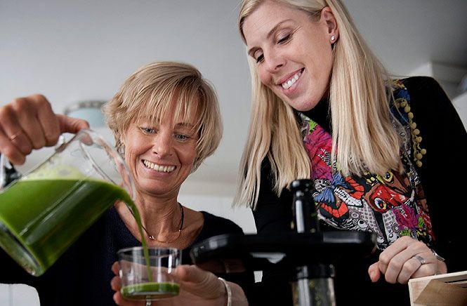 Lisen Sundgren och Margareta Kingham gillar att pressa grönsaker till juice.