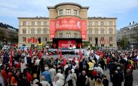 Åhörare vid socialdemokraternas förstamajtal på Norra Bantorget i Stockholm