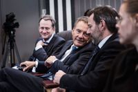 Styrelseordförande Carl-Henrik Svanberg flankerad av kommunikationscheferna Henry Sténson och Mårten Wikforss kan konstatera att Volvo AB presenterade starka siffror för årets första kvartal.