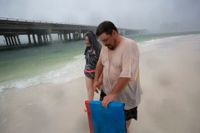 Emily Muller och hennes far Bob går genom regnet i staden Destin i Florida.