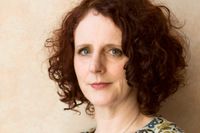 Maggie O’Farrell (född 1972) bor i Edinburgh. För sin senaste roman ”Hamnet” tilldelades hon Women’s Prize for Fiction.