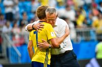 Sveriges förbundskapten Janne Andersson kramar om Sebastian Larsson efter förlusten.
