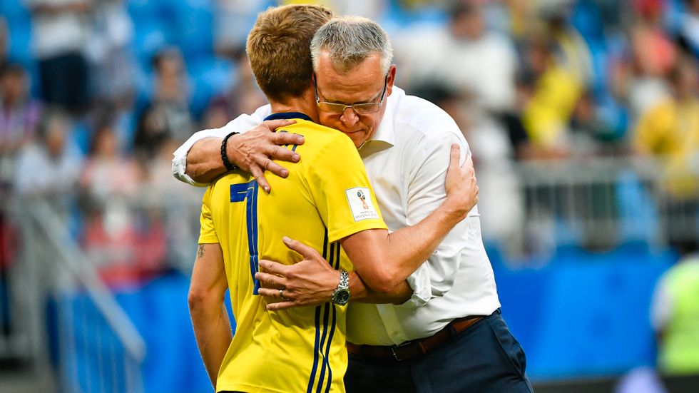 Sveriges förbundskapten Janne Andersson kramar om Sebastian Larsson efter förlusten.