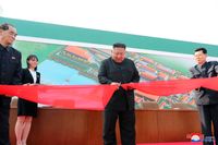 Kim Jong-Un klipper band vid ett besök på en konstgödselanläggning i Sunchon nära den nordkoreanska huvudstaden Pyongyang.