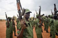 Rebellsoldater i ett militärläger i Sydsudans huvudstad Juba i april. Nu rasar strider i utkanten av staden.